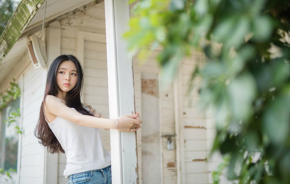 在爱情方面，人类有一大趋势。男人眼里的理想伴侣要像牛奶：越嫩越纯越好：女人眼里的理想伴侣要像奶牛：越壮越强越好，并且能让自己用最少的力挤出最多的奶。